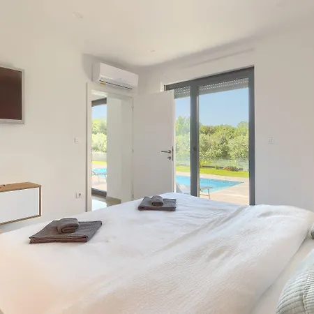 Mit Pool, Grillplatz 1 Km Zum Vakantiehuis Ližnjan