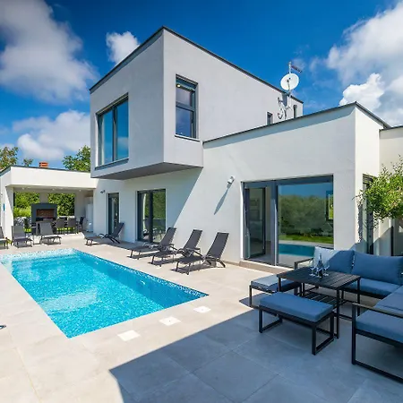 Vakantiehuis Mit Pool, Grillplatz 1 Km Zum *