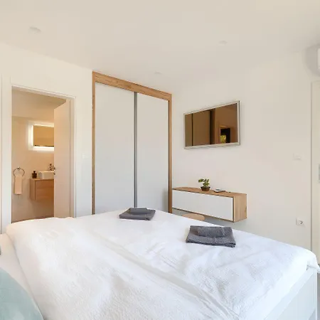 Mit Pool, Grillplatz 1 Km Zum