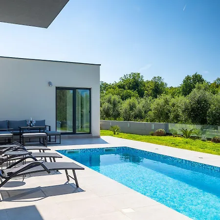 Mit Pool, Grillplatz 1 Km Zum Vakantiehuis Ližnjan