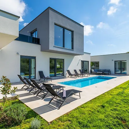 Mit Pool, Grillplatz 1 Km Zum * Ližnjan