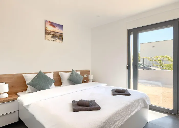 Mit Pool, Grillplatz 1 Km Zum *