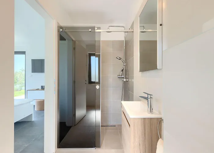 Mit Pool, Grillplatz 1 Km Zum Vakantiehuis Ližnjan