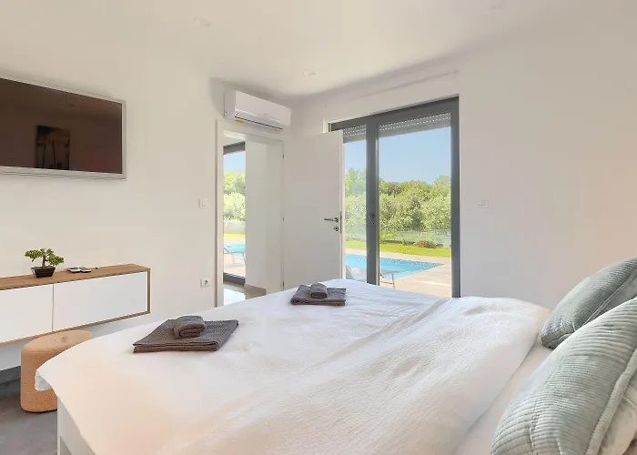 Mit Pool, Grillplatz 1 Km Zum Vakantiehuis Ližnjan