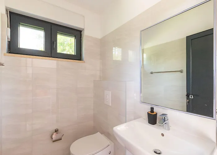 Mit Pool, Grillplatz 1 Km Zum *