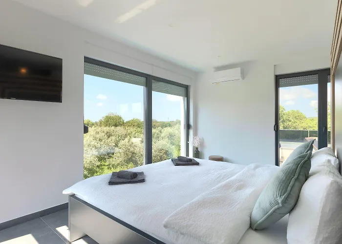 Mit Pool, Grillplatz 1 Km Zum *