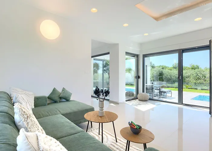 Mit Pool, Grillplatz 1 Km Zum