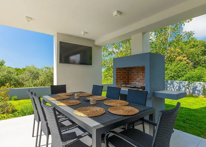 Mit Pool, Grillplatz 1 Km Zum *