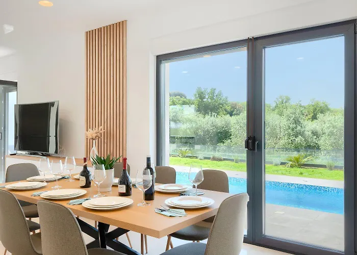 Mit Pool, Grillplatz 1 Km Zum