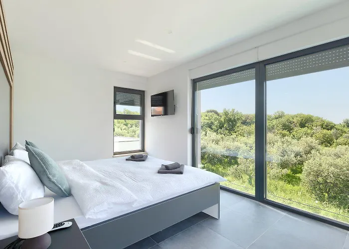 Mit Pool, Grillplatz 1 Km Zum *