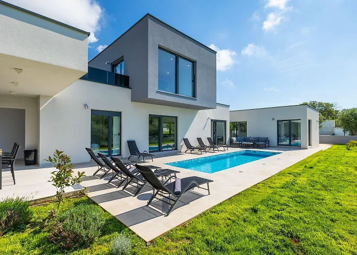 Mit Pool, Grillplatz 1 Km Zum * Ližnjan